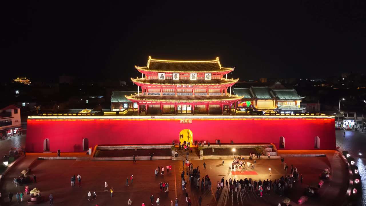 夜色中的古建筑与红墙