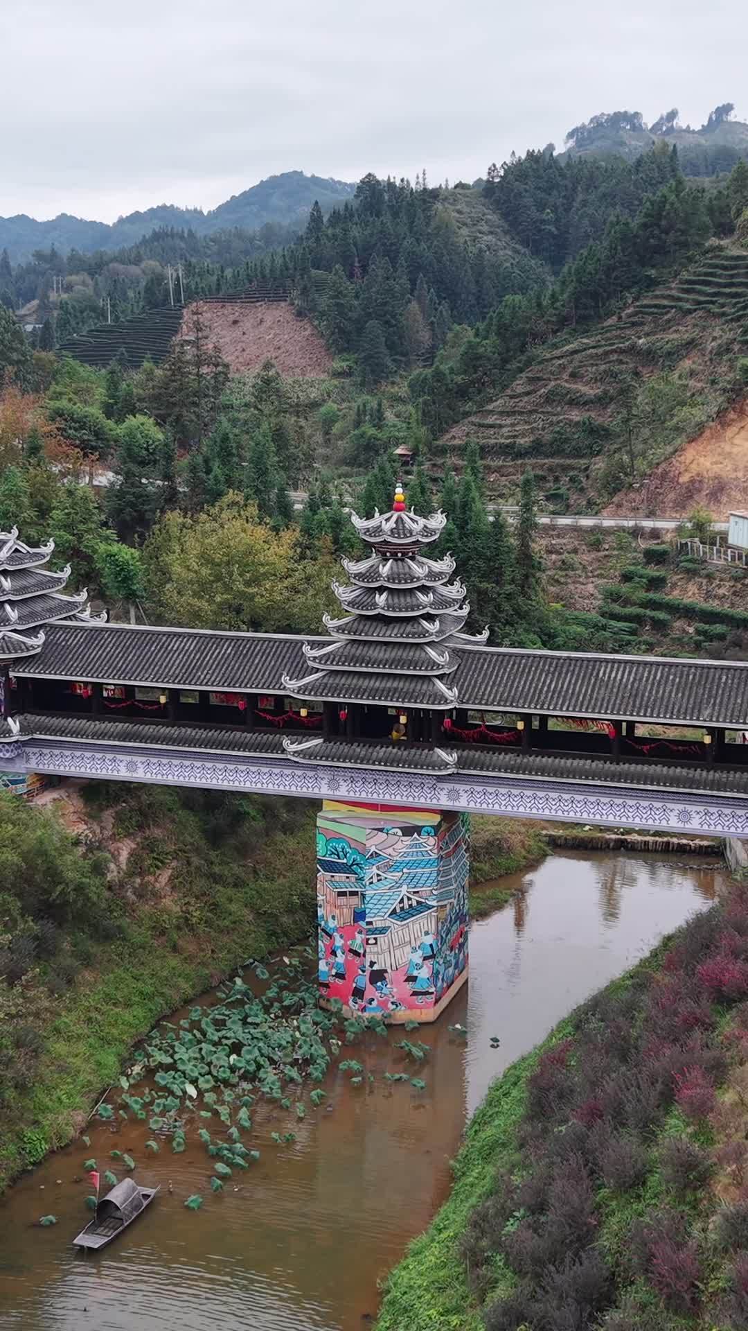 古桥上的艺术与自然