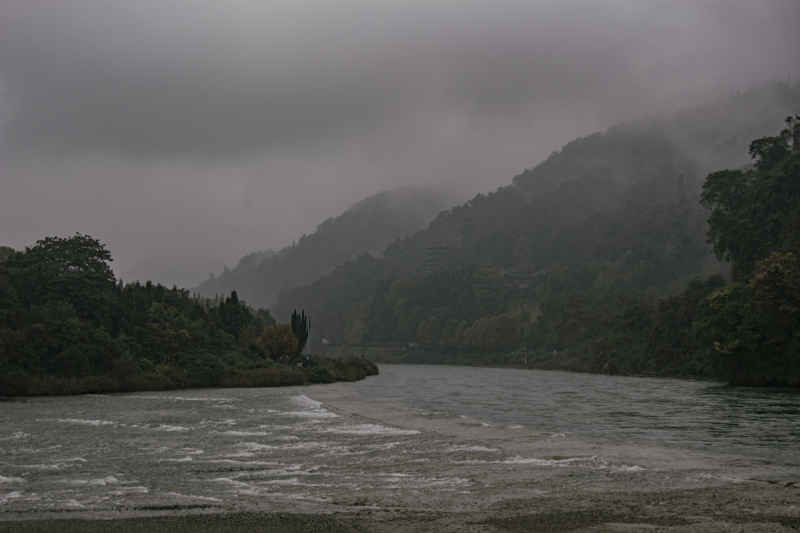 雨中朦胧远山