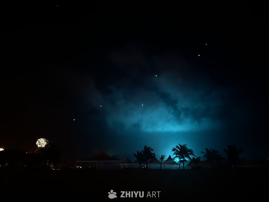 夜空下的烟花与帐篷