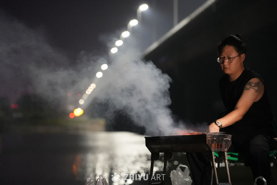 男人户外烧烤夏天