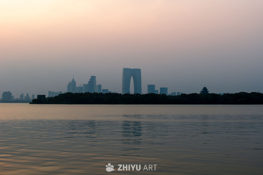 湖畔城市日落风光