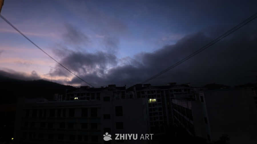黄昏时分的城市剪影