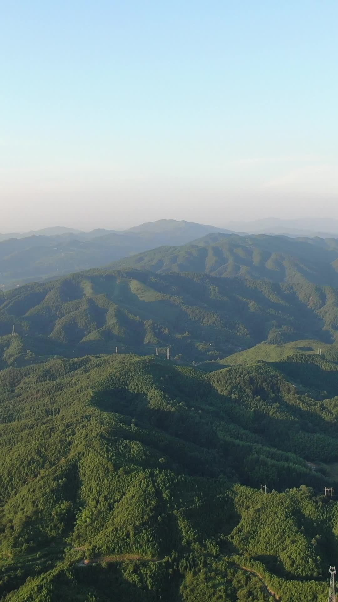 晨曦中的山峦