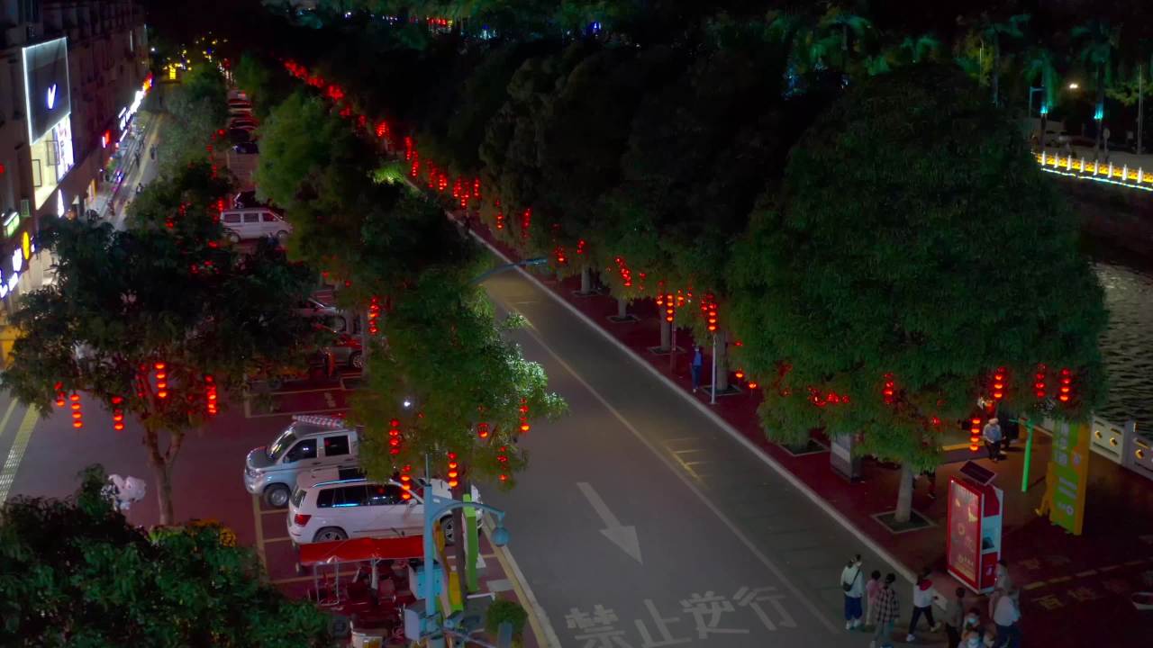 夜色中的城市街道