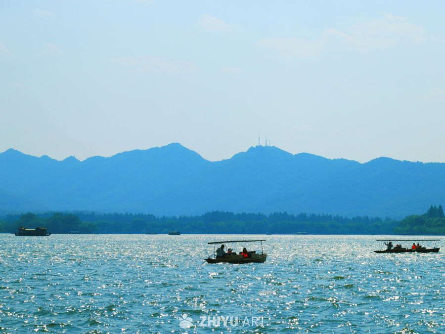 青山绿水西湖湖面泛舟