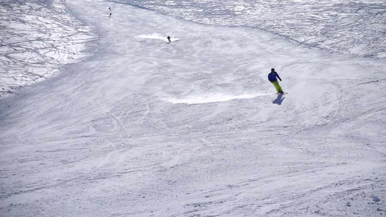 滑雪者滑雪运行滑雪