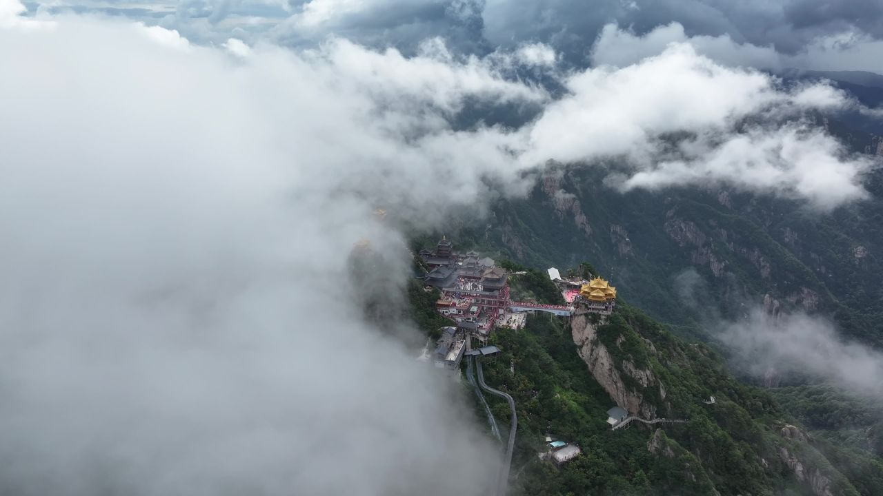 老君山4K航拍云雾山之中 24