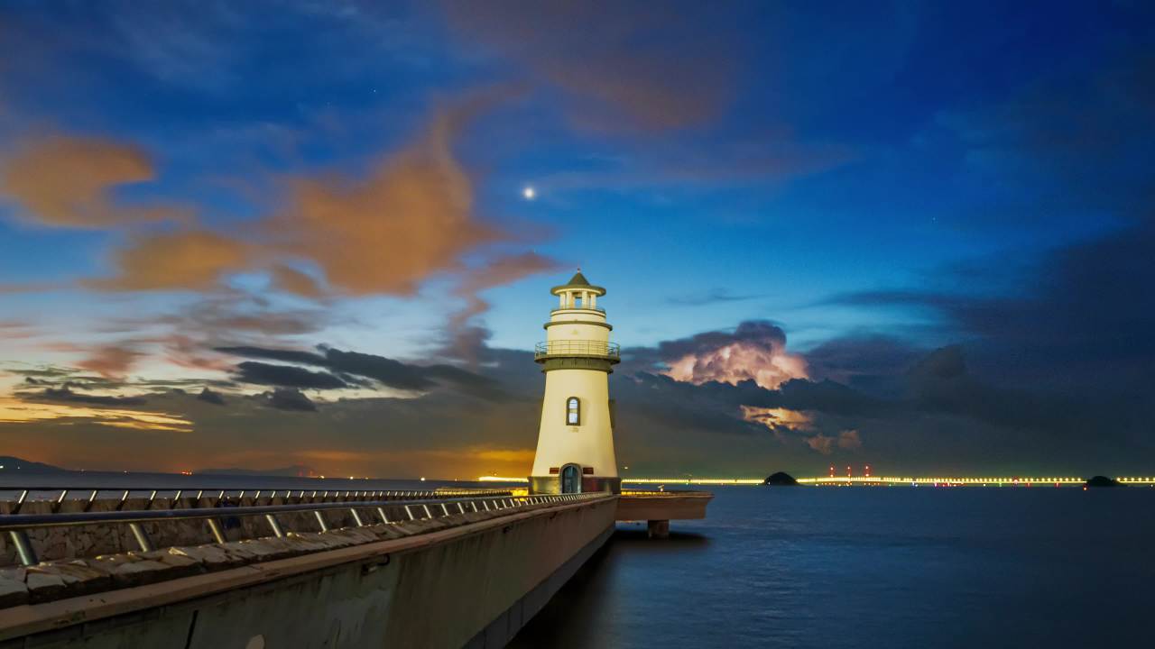 海边爱情灯塔的闪电