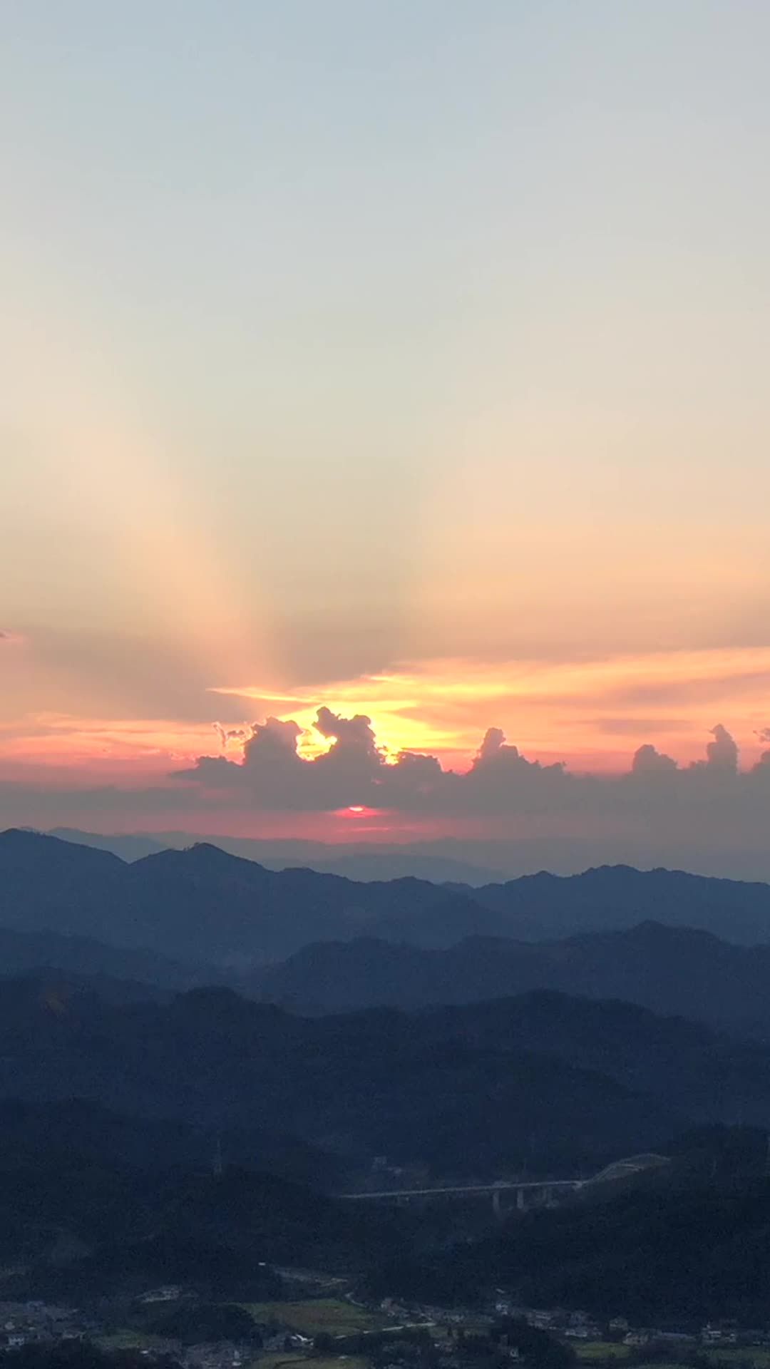 山间日落的宁静时光