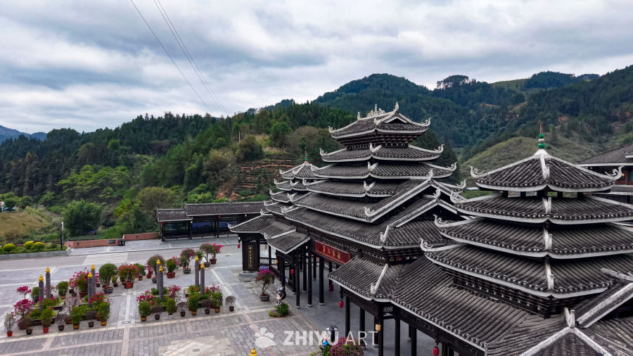传统多层楼阁与自然风光