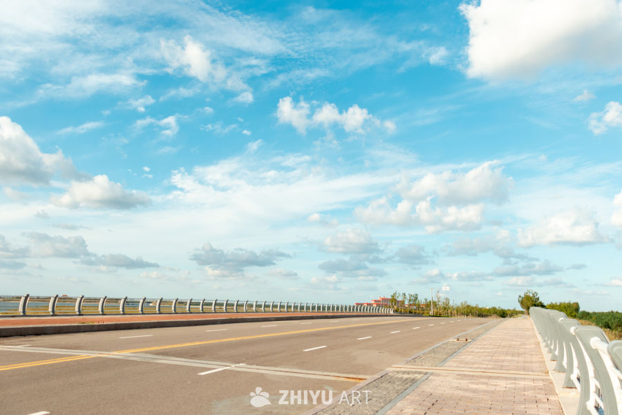 蓝天下的空旷公路