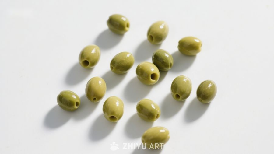 绿色橄榄散落于白色背景