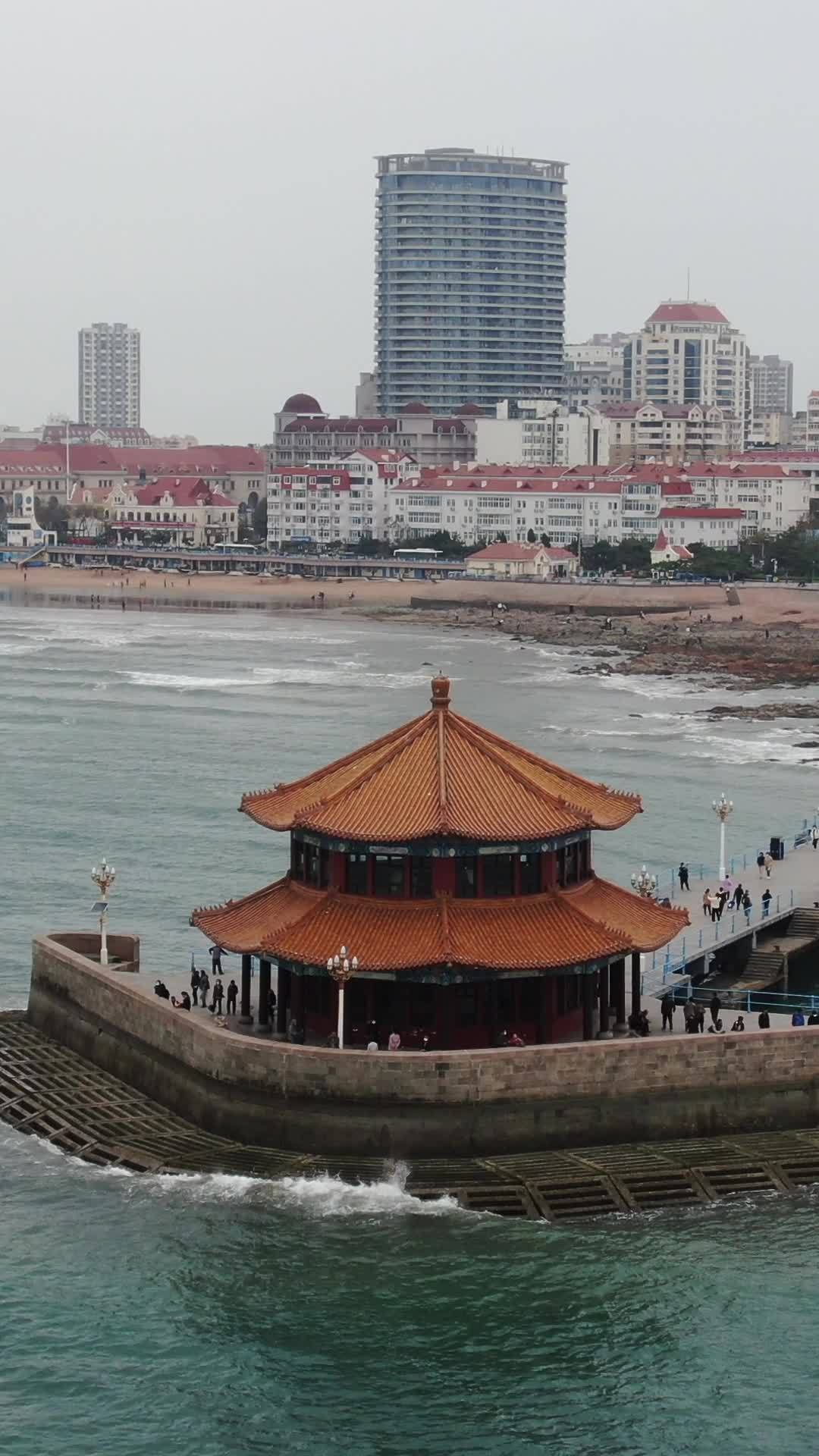 传统与现代的交融：海边的传统亭子