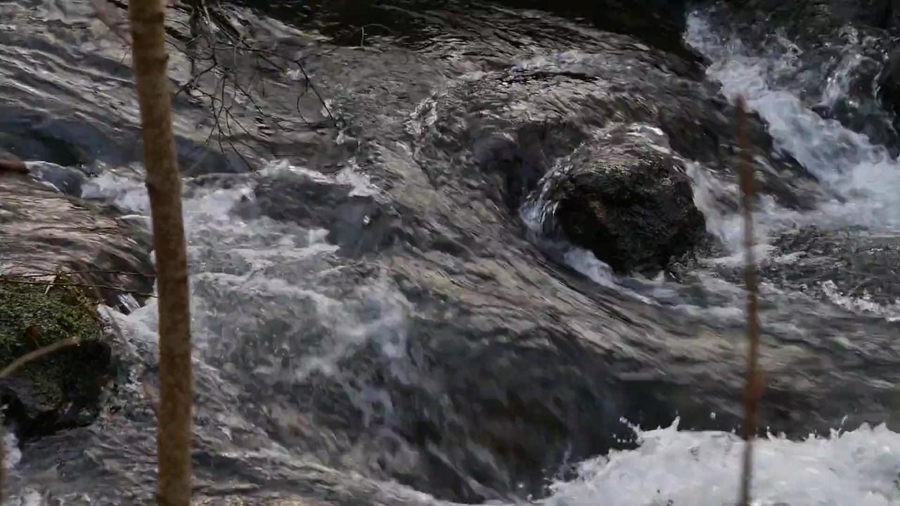 流岩水河巨