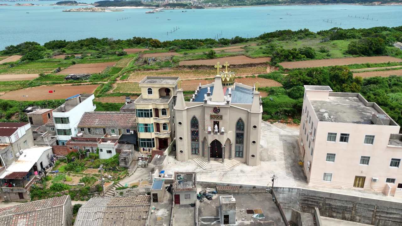 海边城堡与宁静乡村