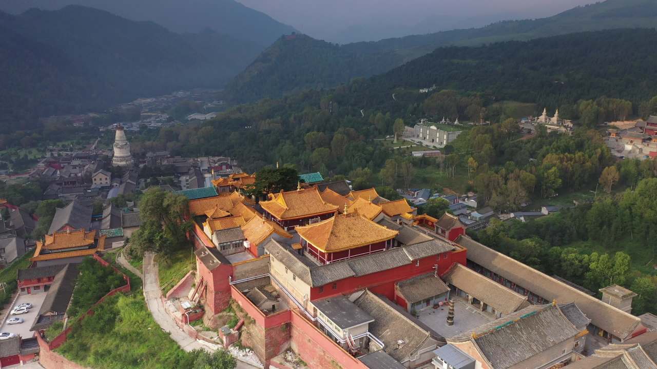 寺庙与山峦的宁静之美