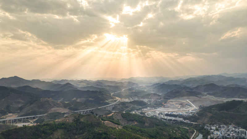 丁达尔光线照耀山区的未来
