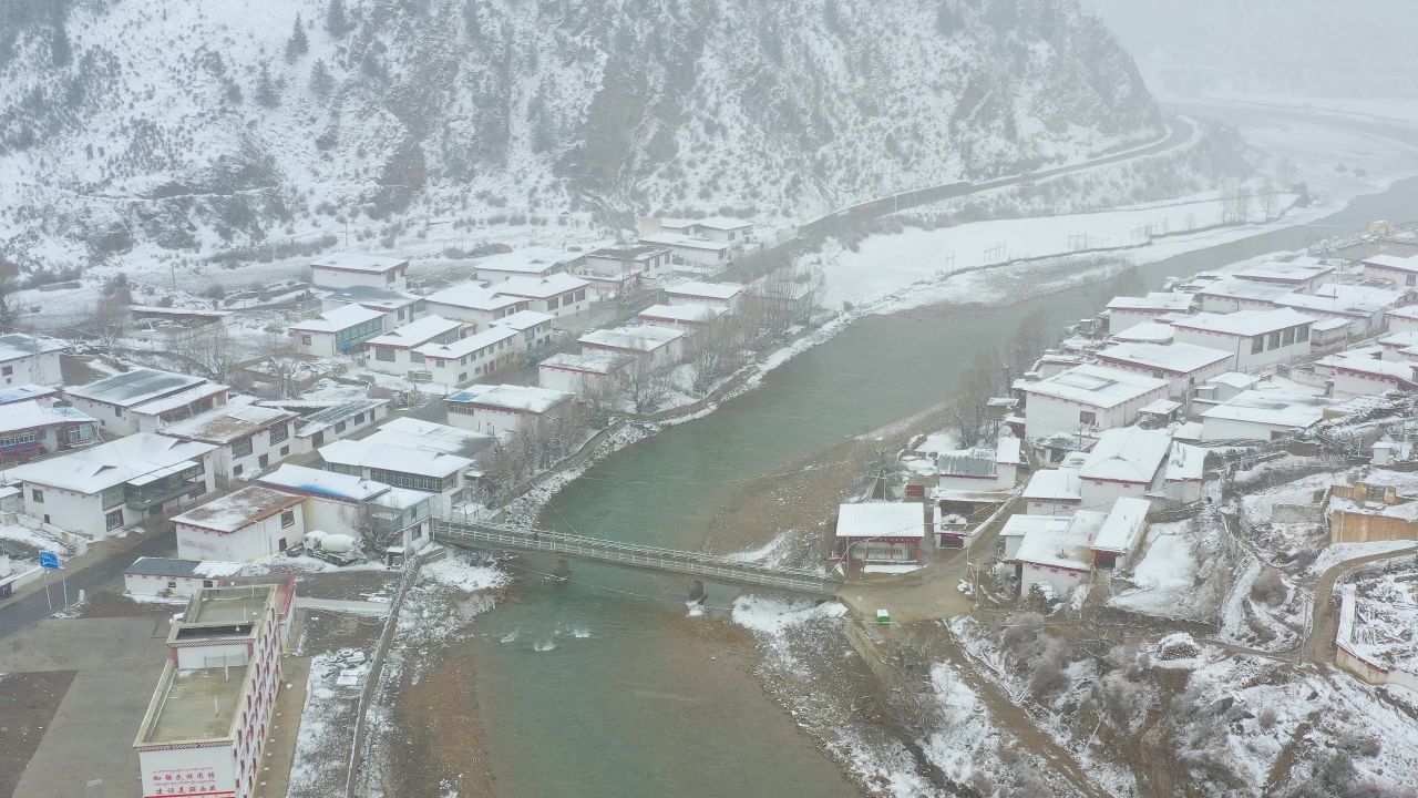 航拍川藏线上的藏主村庄大雪纷飞