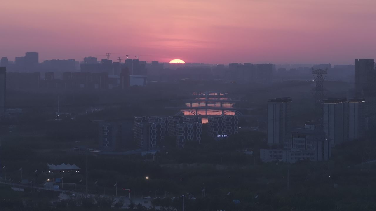 晨曦中的城市剪影