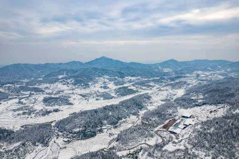冬天丘陵山川农田美丽乡村雪景航拍图 