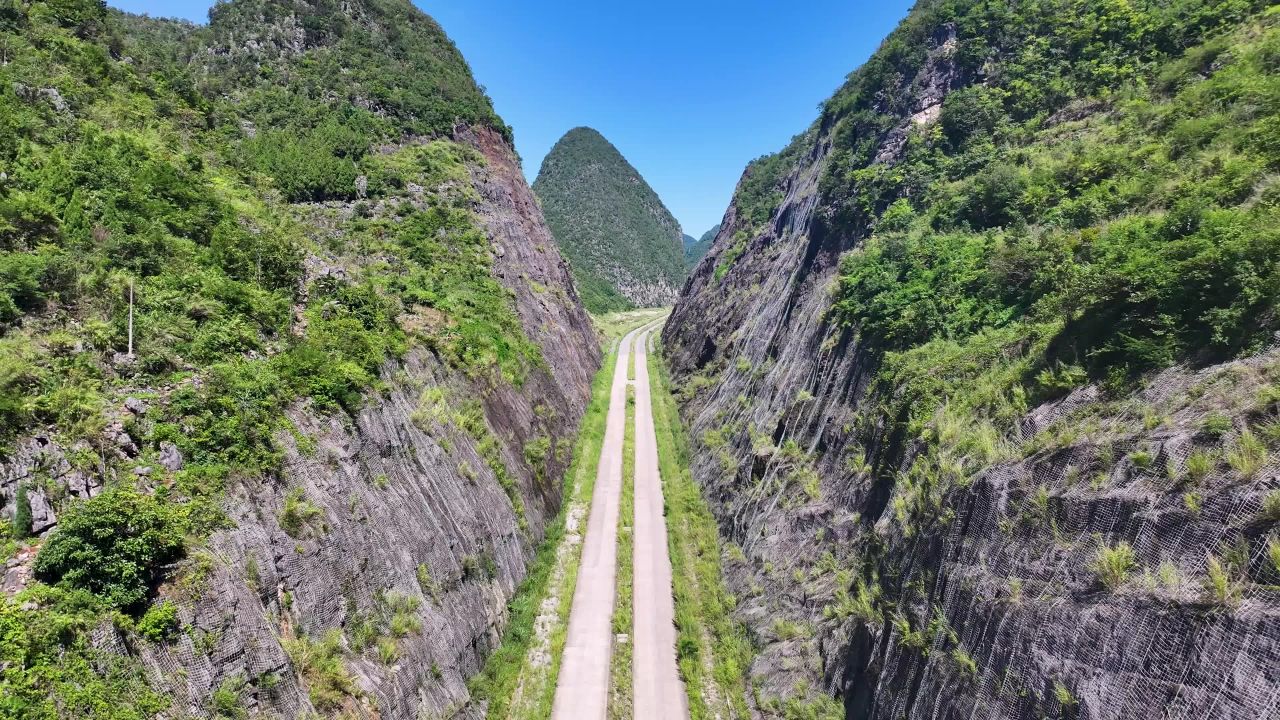 4k航拍喀斯特山区公路  逢山开路变通途