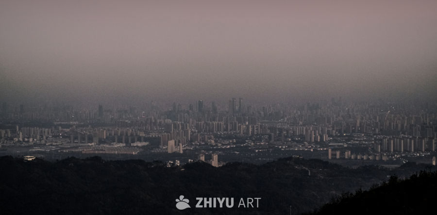 雾霾笼罩的城市黄昏