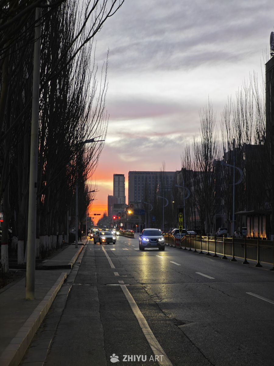 黄昏时分的城市街道