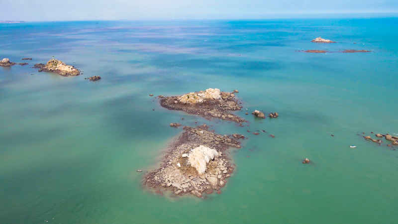 大海海洋沙滩礁石风景航拍摄影图 
