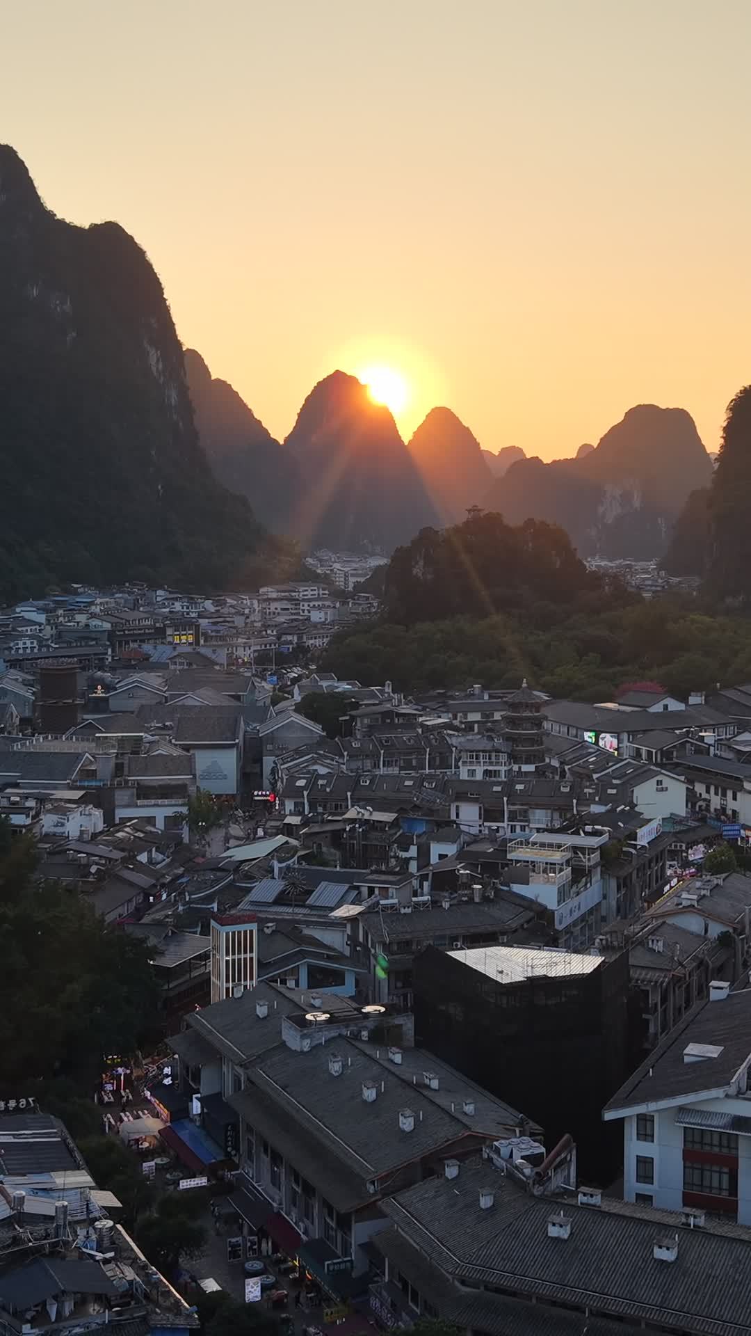 日落下的山水小镇