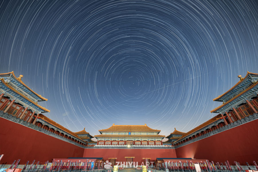 故宫之夜：星轨下的古韵