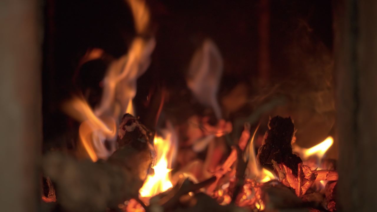 燃烧的木柴炭火 8