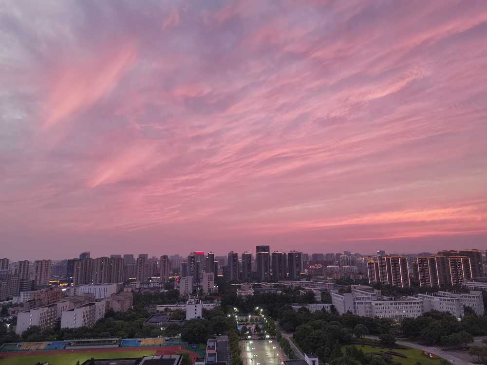 校园宿舍阳台的夕阳