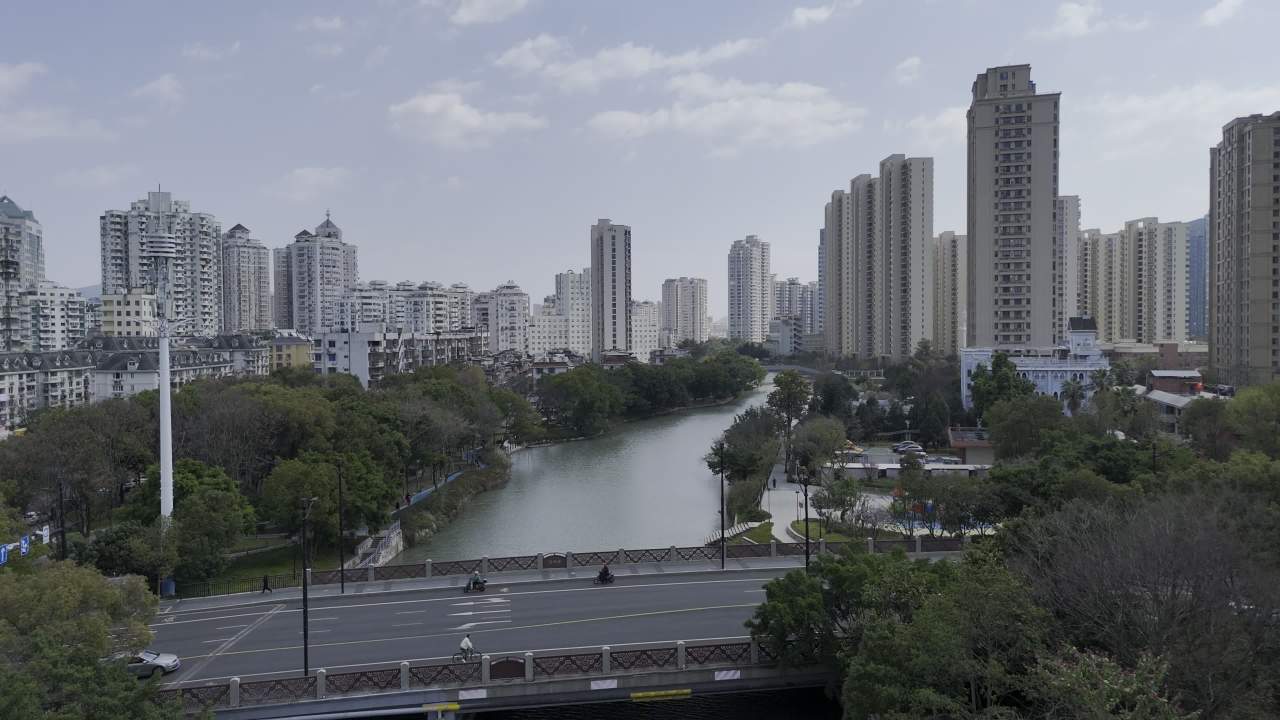 城市河畔的宁静时光