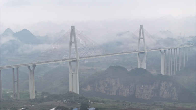 雾锁大桥