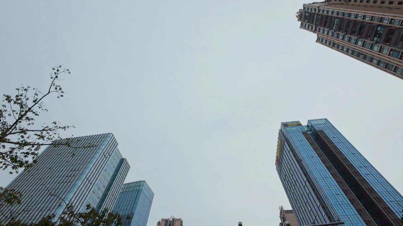 4K城市建筑行车仰拍阴天8