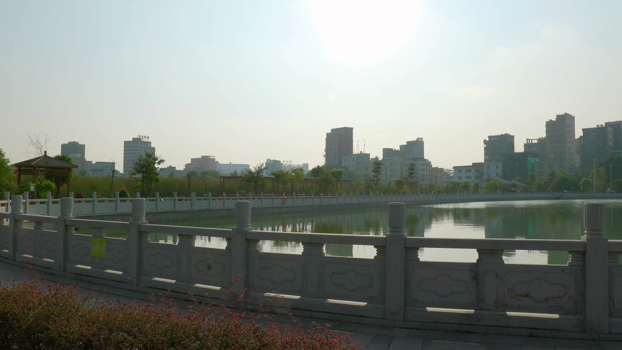 公园湖面倒影