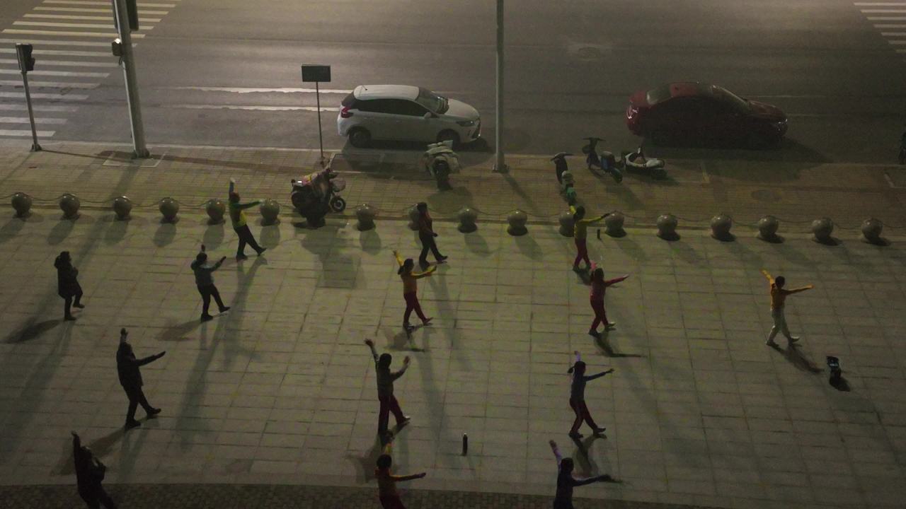 夜幕下的广场舞
