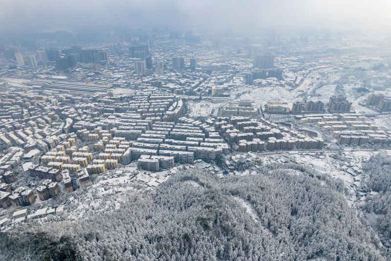 冬天雪景森林城市航拍摄影图