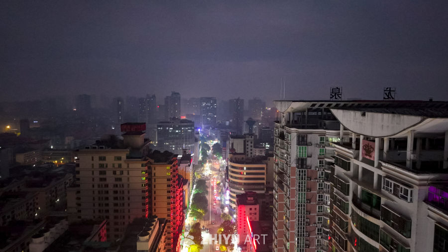 雾中霓虹：城市的夜晚