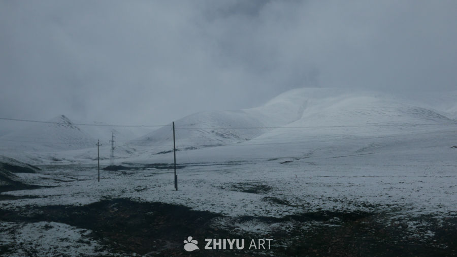 雪覆盖的山丘