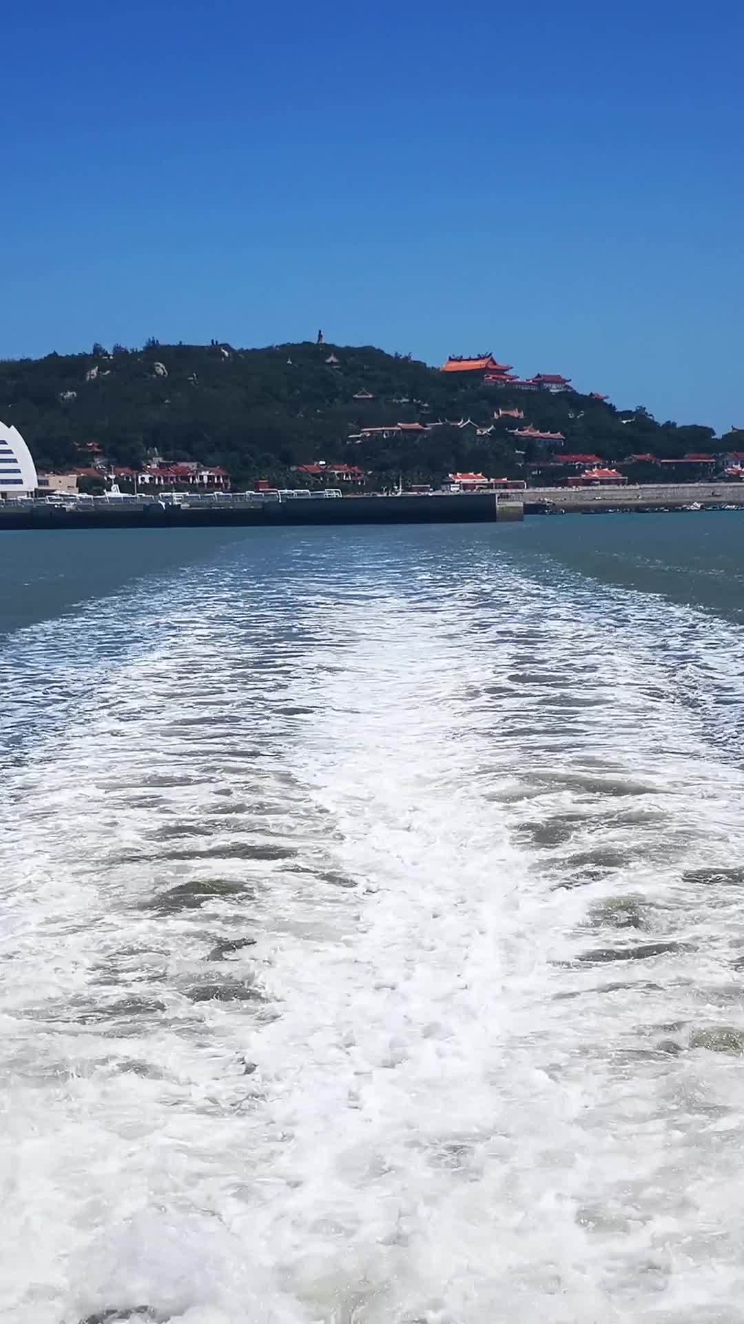 乘船远行的海景
