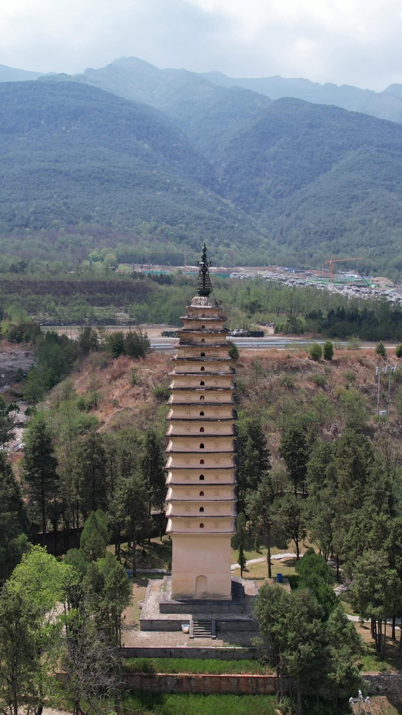 古塔与山林的和谐之美