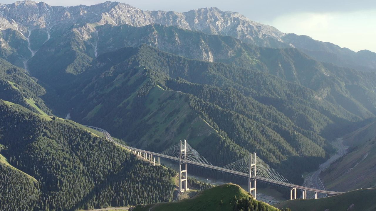 新疆山脉桥梁航拍