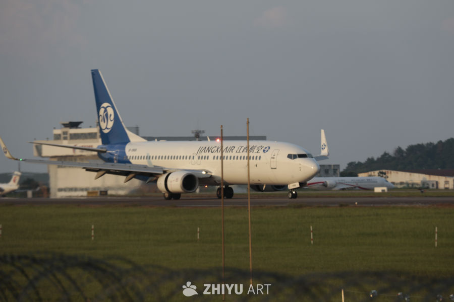 江西航空飞机黄昏时分的跑道