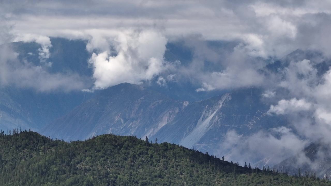 壮丽山脉与蜿蜒道路的自然风光