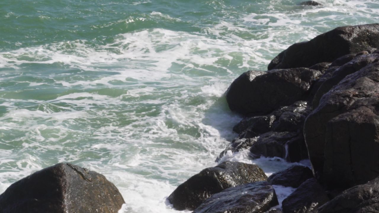 浪打礁石