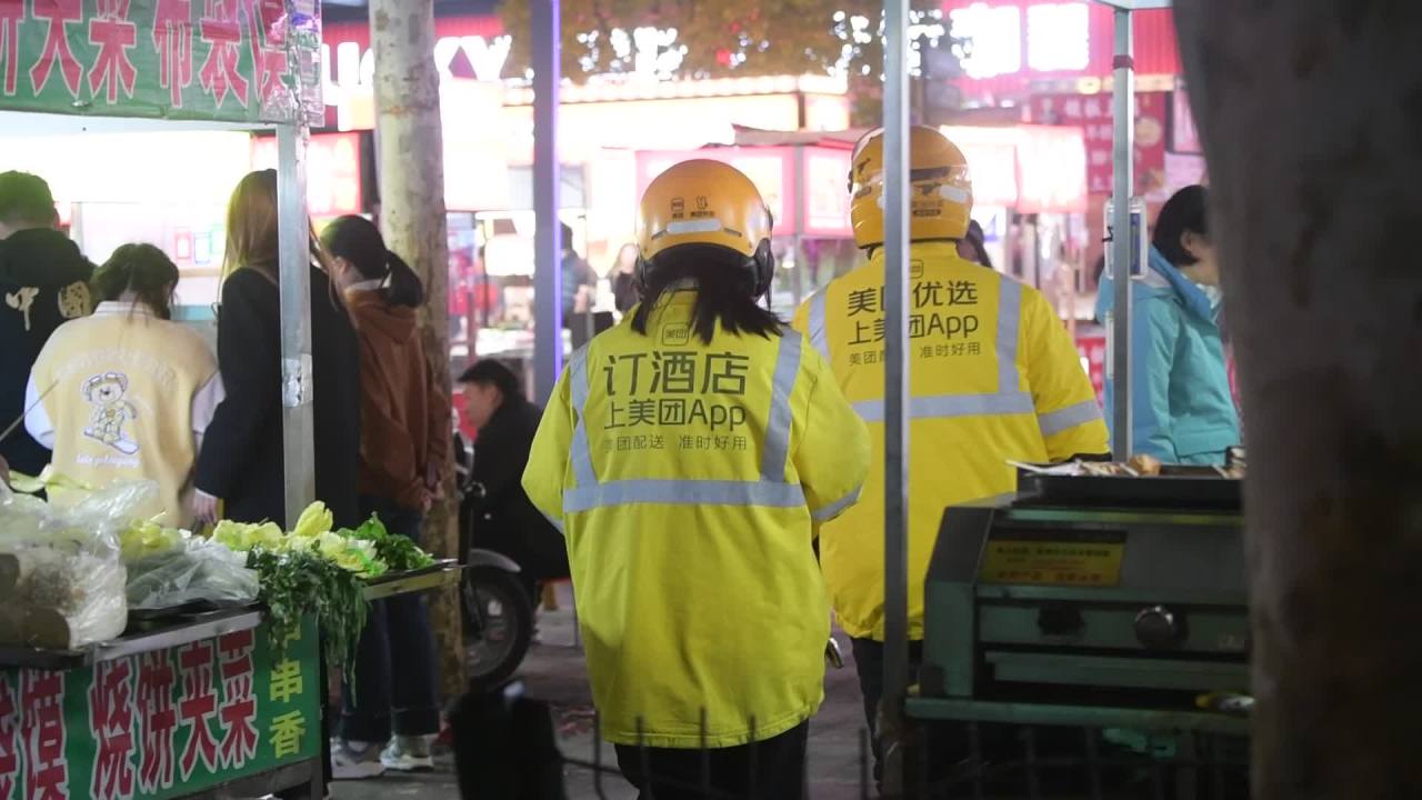 夜市中的志愿者与摊贩
