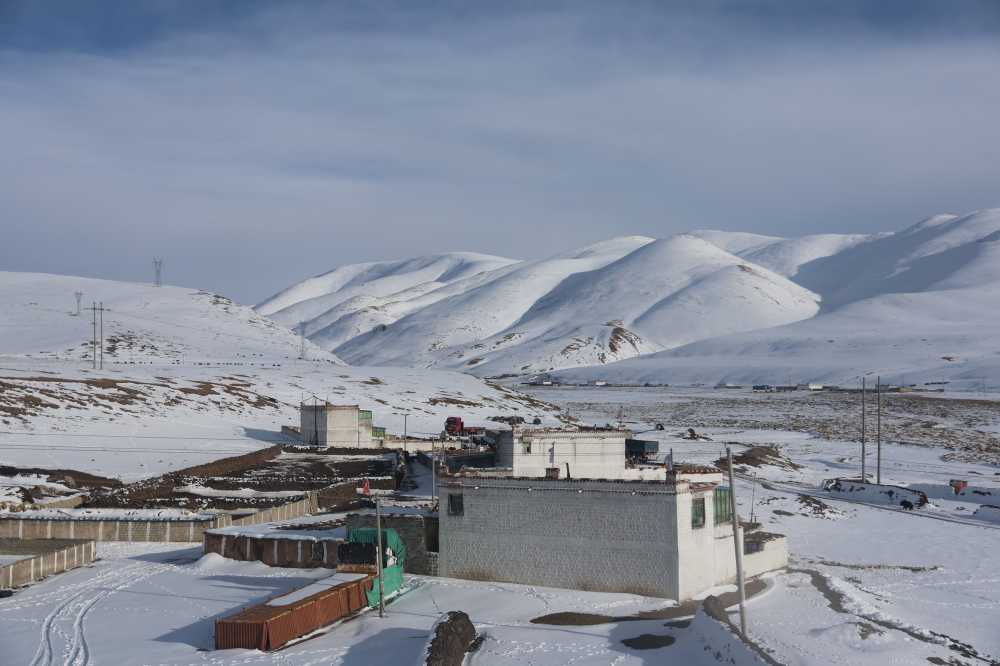 雪山下的民居