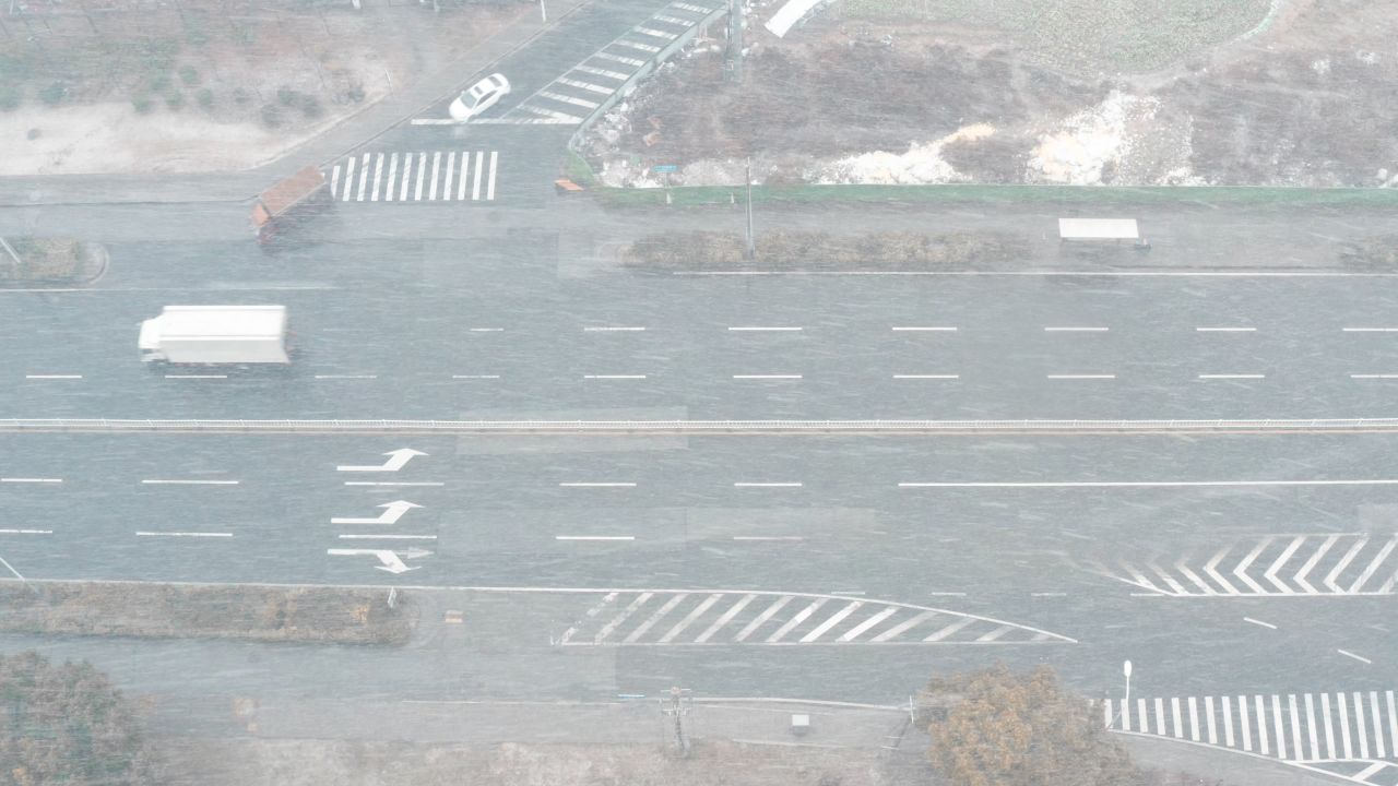 小区高楼马路下雪雪景